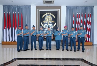 Laksda TNI Supardi, Gubernur Akademi TNI Angkatan Laut (AAL), memimpin acara serah terima jabatan (Sertijab) Direktorat Perencanaan dan Pengembangan (Dirrenbang) AAL, Kepala Operasi Pengajaran (Kaopsjar) AAL, dan Kepala Departemen Tenaga Pendidik (Kadepgadik) AAL. Acara tersebut dilangsungkan di Gedung R. Soebijakto, Mako AAL Bumimoro, Surabaya, Kamis (11/1)