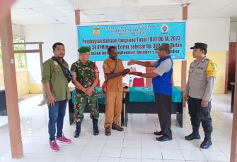 - Anggota Koramil 03/Kuala Kencana Kodim 1710/Mimika, Kopda Arif Teguh melaksanakan pendampingan pada kegiatan penyaluran Bantuan Langsung Tunai (BLT) Dana Desa kepada warga, bertempat di Balai Kampung Bhintuka  SP 13, Distrik Kuala Kencana, Kab. Mimika, Rabu (10/01/2024)