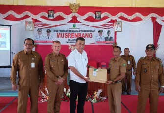 Bupati Natuna Serahkan Kartu BPJS Ketenagakerjaan Kepada Nelayan Kecamatan Midai