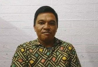 Dr.  Muzakir,  S.E., M.Si selaku  Akademisi Fakultas Ekonomi dan Bisnis Universitas Tadulako
