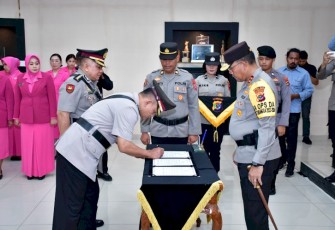 Kapolda saat Pimpin Sertijab Dirintelkam dan Kabidkum Polda NTT