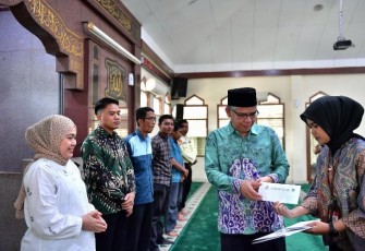 Ketua UPZ Baznas Kemenpora, Esa Sukmawijaya saat Salurkan Zakat Tahap Pertama Kepada 68 Pegawai