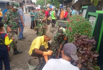 Babinsa Koramil 0805/10 Sine Kodim 0805/Ngawi Serma Mulyoto melaksanakan gotong royong membersihkan gorong -gorong atau selokan air di Desa Kuniran Kecamatan Sine Kab Ngawi, Jum'at (15/03/2024)