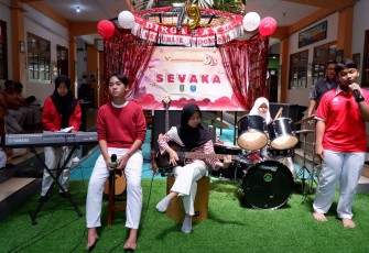 Siswa SMP Muhammadiyah PK Kottabarat Surakarta mengikuti acara Sevaka Seventeen August with PKJHS dalam rangka memeriahkan HUT Kemerdekaan RI ke-79