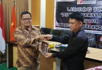 KordivDMO dan Diklat Bawaslu Karanganyar, Danang Eko Kristiyanto (kanan), saat melaunching buku "Jejak Pengawas Adhoc Pemilu 2024 di Kabupaten Karanganyar di Kantor Bawaslu Karanganyar, Jumat (13/9/2024)