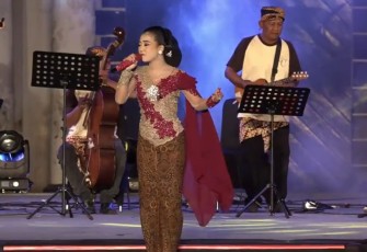 Penampilan OK Citra Ungaran featuring Lala Atila dalam Solo Keroncong Festival (SKF) 2024, di Pamedan Pura Mangkunegaran, Solo pada Jumat (17/7/2024)