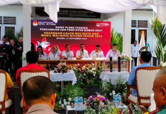 Foto saat pelaksanaan Pleno terbuka penetapan nomor urut pasangan calon walikota dan wakil walikota Bitung pada pilkada serentak 2024 di Kota Bitung