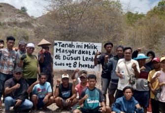 Puluhan warga adat Dusun Lenteng saat memasang plang di atas tanah adat milik mereka yang diduga diklaim oleh Harmin warga Krora,Desa Pasir Panjang
