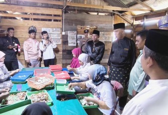 ndustri Rumahan Pengolahan Kepiting Rajungan Kampung Sebala di Tinjau Langsung Oleh Bupati Natuna
