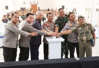 Kapolda Jateng Irjen Pol Ahmad Luthfi melakukan kunjungan kerja ke Balai Desa Gondosari, Kec Gebog, Kab Kudus. Kunjungan ini bertujuan meluncurkan program unggulan Dit Binmas Polda Jateng, yang diharapkan dapat meningkatkan keamanan dan ketertiban masyarakat Selasa (23/7/2024)