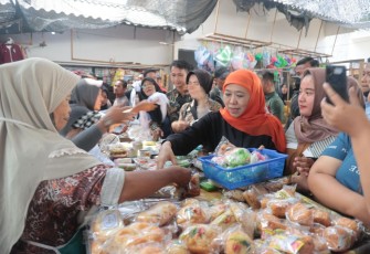 Hari keempat kampanye dimanfaatkan Calon Gubernur Jawa Timur No 2 Khofifah Indar Parawansa untuk blusukan menyapa masyarakat Tuban, Sabtu (28/9/2024)