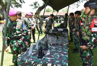 Wadirlat Tinjau Batalyon Armed 8/Uddhata Yudha