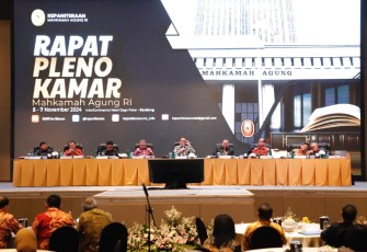Ketua MA, Prof. Dr. H.Sunarto, S.H., M.H saat memberikan sambutan pada acara penutupan Rapat Pleno Kamar Mahkamah Agung RI Tahun 2024, Selasa,6 November 2024 di Hotel Intercontinental Bandung