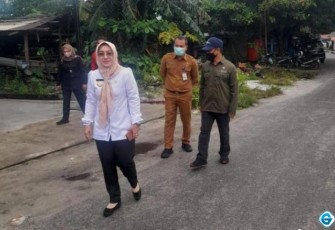 Penjabat sementara (Pjs) Bupati Natuna, Dr. Rika Azmi meninjau Tempat Pembuangan Sampah (TPS) di Kelurahan Ranai Kota Kecamatan Bunguran Timur Kabupaten Natuna, Kamis (17/10/2024)