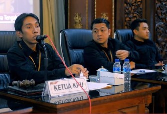 Ketua KPU Karanganyar Daryono (kiri) memimpin rapat pleno terbuka rekapitulasi hasil penghitungan perolehan suara Pilkada Serentak 2024, di Gedung Paripurna DPRD Karanganyar, Rabu (4/12/2024)