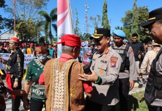Polres Kotim Kawal Penyampaian Aspirasi dan Aksi Damai Umat Hindu Keharingan di Kantor Bupati