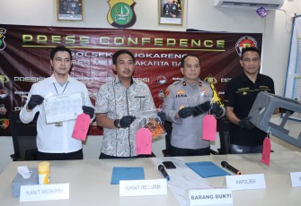 Kasat Reskrim Polres Metro Jakarta Barat AKBP Andri Kurniawan didampingi Kapolsek Cengkareng Polres Metro Jakarta Barat, Kompol Abdul Jana, mengungkapkan hasil visum dari RS Polri Kramat Jati yang diterima pada Kamis pagi