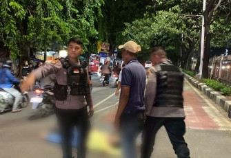 Patroli Blue Light Polres Jakbar Evakuasi Warga Korban Kecelakaan