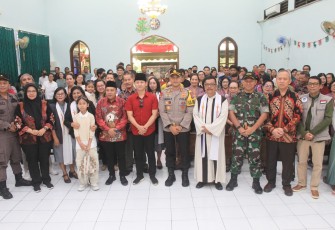Dandim 0806/Trenggalek Letkol Czi Yudo Aji Susanto, S.Sos., M.A., bersama Bupati Trenggalek Moch. Nur Arifin dan Kapolres Trenggalek AKBP Indra Ranu Dikarta, S.I.K., M.Si., menegaskan komitmen mereka untuk melindungi dan melayani masyarakat dengan turun langsung meninjau ibadah Natal di sejumlah gereja
