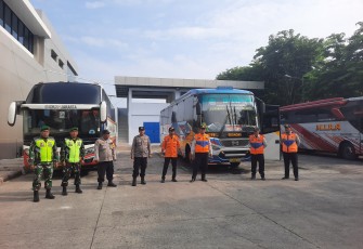 Anggota Kodim 0803/Madiun bersama pihak terkait melaksanakan kegiatan pengamanan di Terminal Purboyo, Kamis (26/12)