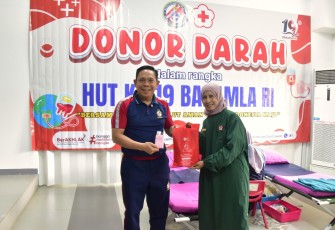 Bakamla RI menggelar kegiatan donor darah yang diikuti oleh Kepala Bakamla RI Laksdya TNI Dr. Irvansyah, S.H., M.Tr., Opsla., Jajaran Pejabat Eselon I, II, III, Ketua Dharma Wanita Persatuan (DWP) Bakamla RI Ny. Yuanita Irvansyah beserta Anggota Pengurus, serta seluruh personel Bakamla RI, di Markas Besar Bakamla RI, Jakarta Pusat, Selasa (31/12/2024)
