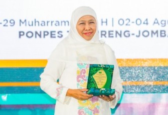 Ketua Umum Pengurus Pusat (PP) Muslimat Nahdlatul Ulama (NU) yang juga Gubernur Jawa Timur periode 2019-2024 Khofifah Indar Parawansa