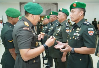 Gubernur Akademi Militer Mayjen TNI R. Sidharta Wisnu Graha, S.E., memimpin rangkaian acara serah terima jabatan (sertijab) dan tradisi warga Akademi Militer yang berlangsung di Gedung Leo Kailola Akmil Magelang
