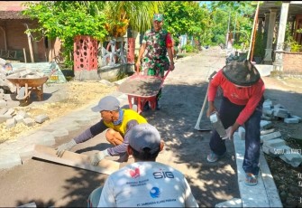 Babinsa Koramil 01/Ngawi Bantu Warga Pasang Paving 