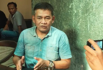 Direktur Utama PUDAM Tirta Lawu Karanganyar, Prihanto, saat memberikan keterangan kepada wartawan, Sabtu (7/9/2024).