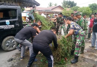 Koramil 1001-07/Amuntai Tengah Karya Bakti Bersihkan Irigasi