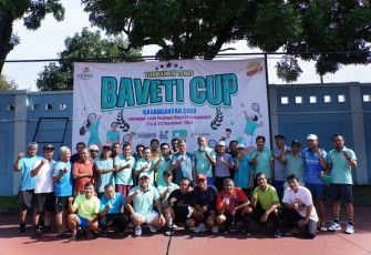 Pj Bupati Karanganyar Timotius Suryadi bersama para petenis veteran saat membuka turnamen tenis Baveti Cup 2024, di Lapangan Tenis Rumah Dinas Bupati Karanganyar, Sabtu (21/12/2024).