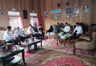 Dandim 1001/HSU-BLG saat Takziah ke Kediaman Almarhum KH. Asmuni