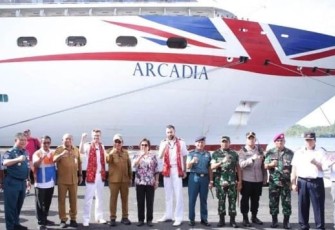 Foto bersama Wali Kota Bitung, forkopimda Bitung bersama Kru Kapal Pesiar MV. ARCADIA