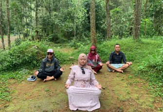 Acintya Sakti bersama peserta program Walking With Me Healing Journey saat sedang melakukan olah pernafasan dan meditasi