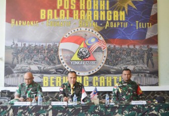 Dankolakops didampingi Kasiops Kasrem 121/Abw Letkol Inf Jumadal Aulia kunjungi pos Satgas Pamtas RI-Malaysia Yonkav 12/BC, bertempat di Pos Panga, Balai karangan, Kab. Sanggau, Kalimantan Barat, Kamis (26/12/2024). 