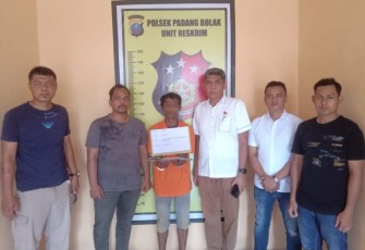 Tersangka dan barang bukti diamankan Kanit Reskrim Polsek Padang Bolak, Iptu Aswin Manurung, SH. Untuk pemeriksaan lebih lanjut