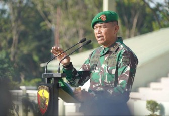 Pangdam IX/Udayana Mayjen TNI Harfendi, S.I.P., M.Sc., saat memimpin Apel Gelar Pasukan dalam rangka Pengamanan Pemilu 2024.