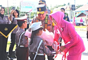 Kapolda Bersama Ketua Bhayangkari Kalteng saat kunjungan kerja ke Polres jajaran.