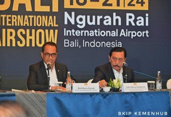Menhub Budi Karya Sumadi bersama Menko Marves Luhut saat memberikan keterangan pers di Jakarta, Senin (19/8)