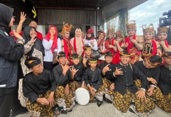 Istri calon presiden nomor urut 3 Ganjar Pranowo, Siti Atikoh Suprianti saat safari politik IV ke wilayah tapal kuda Provinisi Jawa Timur (Jatim).