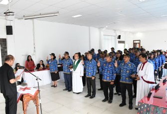 Wakil Bupati Samosir, Martua Sitanggang mengambil sumpah/janji dan melantik 16 pejabat administrator dan 18 pejabat pengawas dilingkungan Pemkab Samosir. Pelantikan dilaksanakan  di Aula Kantor Bupati Samosir, Jumat (12/01/2024)