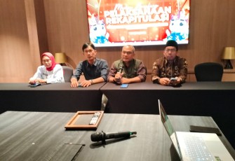 Choirul Umam komisioner Komisi Pemilihan Umum (KPU) Jatim dalam media brefing pelaksanaan rekapitulasi hasil perhitungan perolehan suara pemilihan gubernur dan wakil gubernur Jatim 2024, Sabtu (07/12/24).