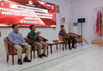 Ketua KPU Karanganyar, Daryono, menyampaikan penjelasan dalam acara media gathering terkait persiapan pendaftaran Pasangan Calon Bupati dan Wakil Bupati Karanganyar tahun 2024, Senin (26/8/2024), di kantor KPU setempat