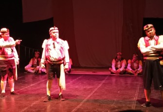 Salah satu adegan dalam pementasan teater berjudul "Kisah Patih Pringgalaya, Milih Lampus Tinimbang Nistha" oleh Komunitas Rumah Seni Kalanadah, yang digelar di Taman Budaya Jawa Tengah (TBJT), Kentingan, Jebres, Kota Solo, Jumat (12/7/2024) malam