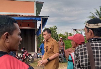 Wan Siswandi Bangun Pangkalan Ojek Pasar Baru Menggunakan Anggaran Pribadi 