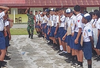 Babinsa Koramil 1710-03/Kuala Kencana Latih PBB Pelajar Baru SMKN 1 Mimika