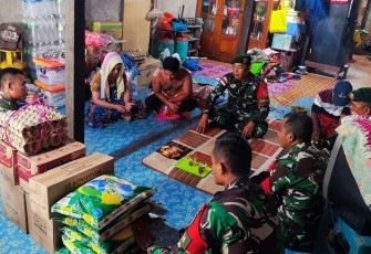 Satgas Pamtas Yonarmed 11 Kostrad Beri Sembako Terhadap Korban Kebakaran