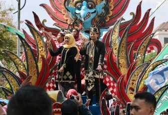 Arak-arakan Ribuan Pendukung Antar Khofifah-Emil ke Tugu Pahlawan Deklarasi Kampanye Damai