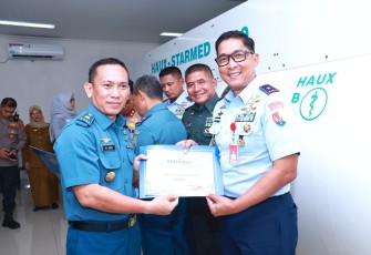 Danlanud Sultan Hasanuddin Menerima Penganugerahan Brevet Kehormatan Kesehatan Penyelaman dan Hyperbarik