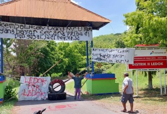Akses jalan menuju lapangan Distrik 2 Pertamina EP Field Cepu Zona 11 di Desa Ledok kecamatan Sambong yang diblokir warga